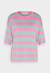 Pull en tricot à manches courtes rayé rose et vert menthe. Il présente un col rond et une coupe décontractée. Texture douce avec des rayures horizontales.