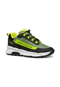 Scarpe sportive nere e verdi con tomaia texturizzata, accenti giallo neon, suola imbottita e chiusura con lacci elastici. Marchio Geox visibile.