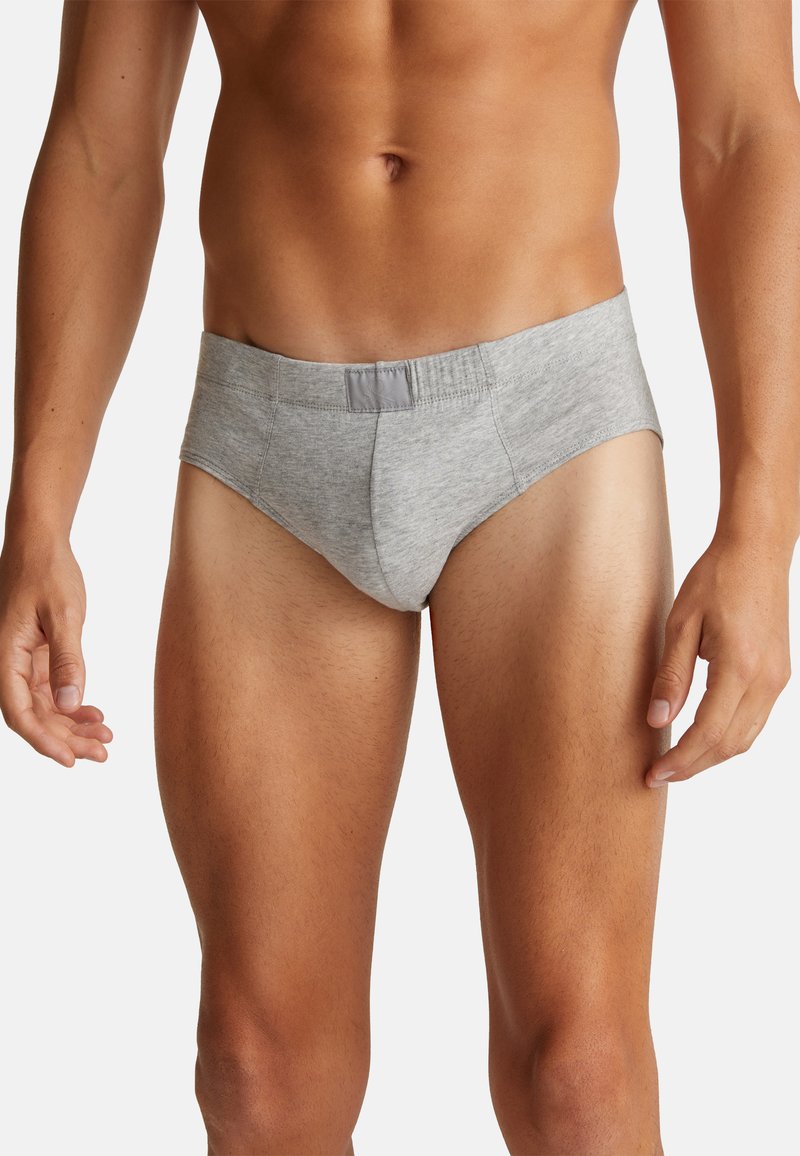 Šedé bavlněné slipy s těsným střihem, elastickým pasem a jemným předním švem. Hladká textura a minimalistický design bez vzorů.