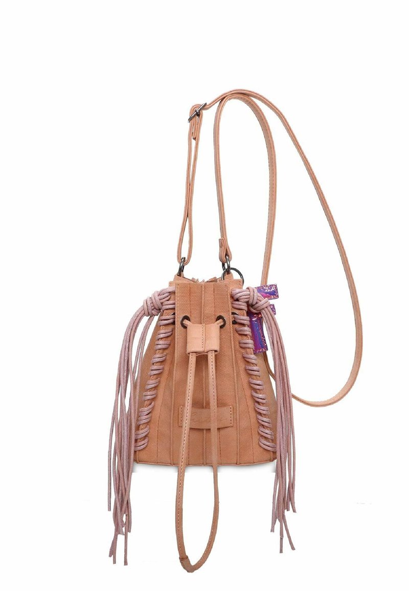 Borsa a secchiello in pelle marrone chiaro con accenti intrecciati, chiusura con coulisse e lunghe frange sui lati. Inclusa una tracolla regolabile.