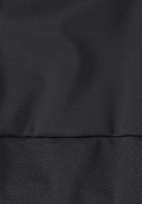 Zwarte stof met een gladde textuur, voorzien van subtiele golven en een lichte glans. Het materiaal lijkt lichtgewicht en flexibel, zonder zichtbare patronen.