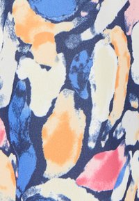 Tejido multicolor con formas abstractas en tonos de naranja, azul, crema y rosa, con un acabado texturizado y ligeramente brillante.