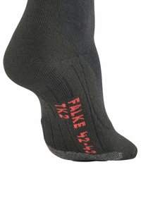 Ciemnoszara skarpetka o rypsowanej fakturze i wzmocnionym pięcie, z jaskrawoczerwonym napisem "FALKE 42-43". Lekka konstrukcja i dopasowany krój.