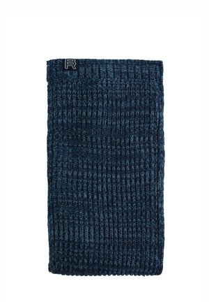 Strikket halsvarmer i mørkeblå med varierende nuancer. Tekstureret mønster med et broderet logo-accent ved den øverste kant. Blødt, elastisk materiale.
