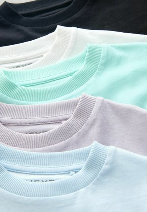 Fünf Rundhals-T-Shirts in Schwarz, Weiß, Minzgrün, Helllila und Hellblau, mit gerippten Kragen und glattem Baumwollstoff.