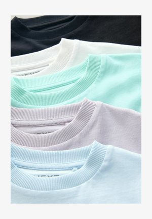 Fem crewneck-T-shirts i svart, vitt, mintgrönt, ljuslila och ljusblått, med ribbade kragar och mjukt bomullstyg.