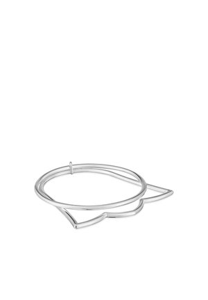 Anillo delicado de alambre de plata en forma de burbuja de diálogo, con un diseño simple, abierto y un acabado liso.