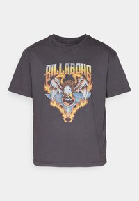 Camiseta de algodón gris oscuro con un diseño gráfico colorido de un pájaro con llamas y el texto "BILLABONG" en letras en negrita en la parte frontal.