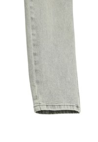 Jasnoszare dżinsy o prostym kroju, z subtelną fakturą i wykończonym brzegiem, z minimalnym wyblaknięciem i starannym przeszyciem.