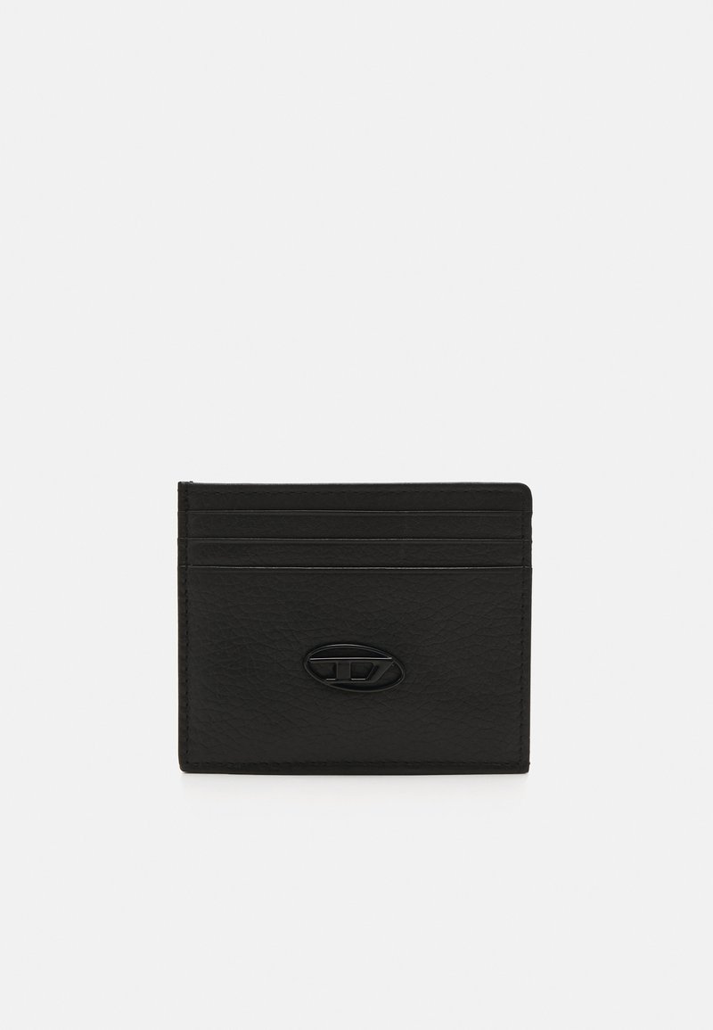 Tarjetero de cuero negro con un acabado texturizado, que cuenta con cuatro ranuras para tarjetas y un acento del logotipo en el centro. Diseño compacto con líneas limpias.