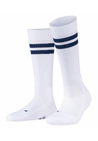 Chaussettes de sport en coton blanc avec une texture côtelée, comportant deux rayures bleu marine en haut et un renfort aux orteils et au talon.