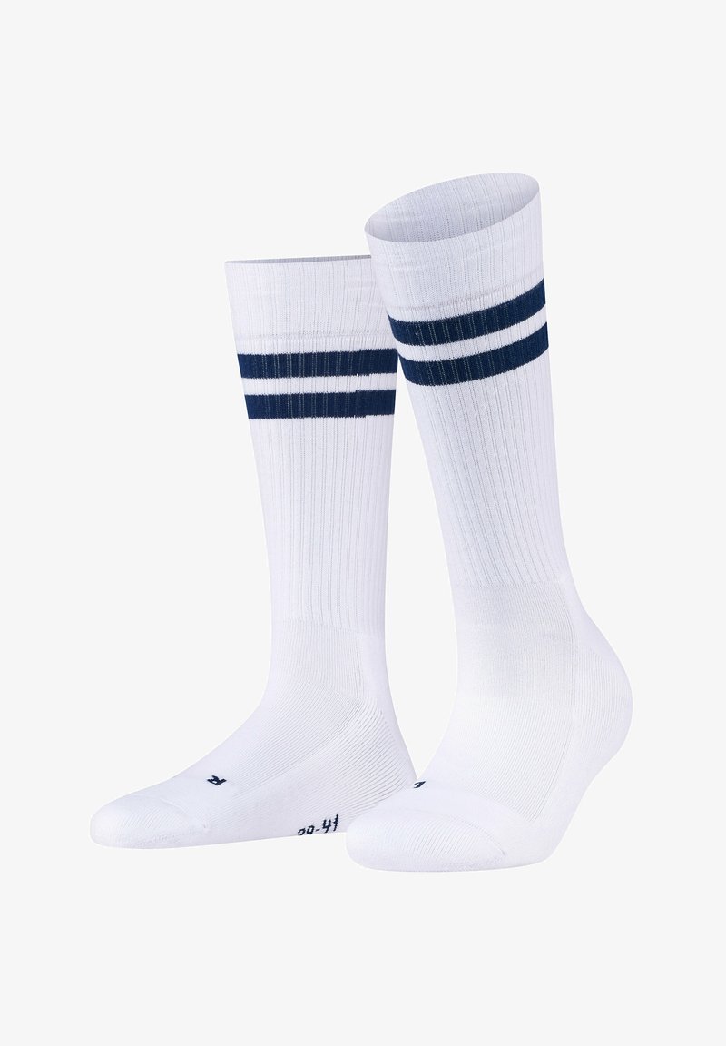 Calze sportive in cotone bianco con texture a costine, caratterizzate da due strisce blu navy nella parte superiore e punta e tallone rinforzati.