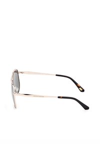 Gafas de sol con un marco de metal plateado, lentes grises y acentos de carey negro en las varillas. Incluye almohadillas nasales ajustables.