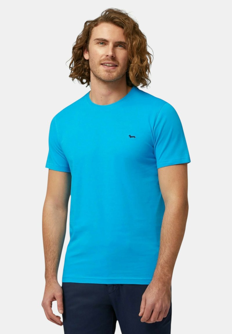 T-shirt turchese a maniche corte realizzato in tessuto morbido, con un piccolo logo navy di un cane sul lato sinistro del petto. Vestibilità casual.