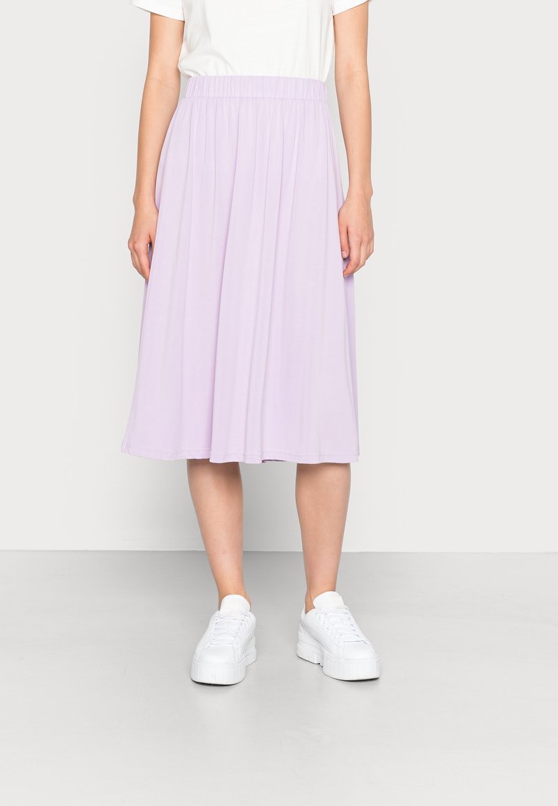 Lila midi rok van zacht materiaal, met een elastische tailleband en plooien, in combinatie met witte platform sneakers voor een casual uitstraling.
