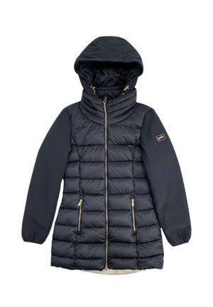 Lungo cappotto invernale imbottito scuro con cappuccio, zip frontale, due tasche con zip e una toppa sulla manica superiore sinistra.