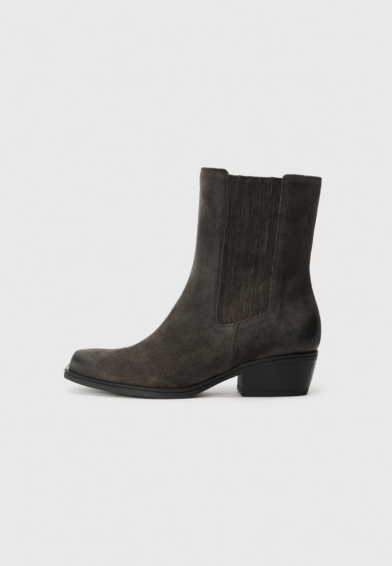 Stivali ankle in suede grigio scuro, con tacco a blocco, pannelli laterali elasticizzati con cuciture verticali e punta appuntita.