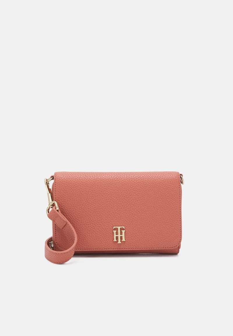 Clutch in pelle texturizzata rosa polverosa con tracolla e chiusura dorata che presenta le iniziali intrecciate sulla patta anteriore.