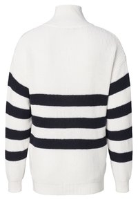 Pull en tricot blanc à col roulé avec trois larges rayures horizontales noires sur le corps et les manches, vu de dos.