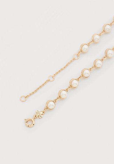 Βραχιόλι με αλυσίδα από χρυσό, διακοσμημένο με στρογγυλές λευκές πέρλες σε κυκλικά πλαίσια, με κούμπωμα τύπου αστακό και διακοσμητική λεπτομέρεια με γούρι.