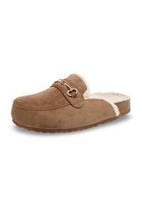 Chaussons en daim marron sans lacets avec doublure en fausse fourrure, présentant un accent décoratif en chaîne métallique sur le dessus et une semelle en caoutchouc texturé.