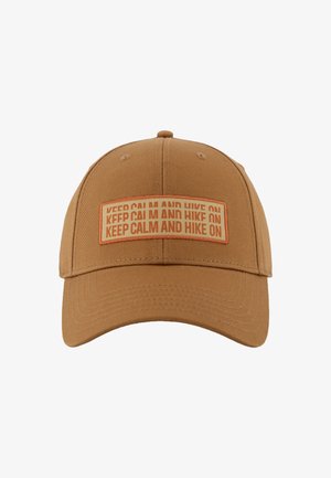 Braune Baseballmütze mit einem gebogenen Schirm, ausgestattet mit einem rechteckigen Aufnäher mit dem Text "KEEP CALM AND HIKE ON" in Orange und Creme.