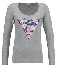 Maglietta grigia a maniche lunghe con scollo a bocca di cocco, caratterizzata da un design grafico triangolare in rosa e blu con il logo "GUESS."