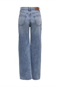 Jeans de mezclilla azul de tiro alto con corte de pierna ancha. Cuenta con una etiqueta de cuero marrón en la parte posterior y dos bolsillos traseros con detalles de costura.