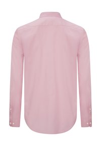Langærmet skjorte i blødt pink stof. Har en klassisk krave, enkeltknapmanchetter og en buet kant med en glat tekstur.