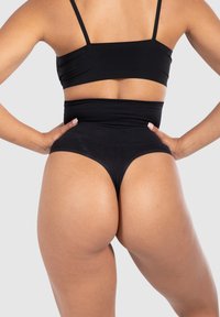 Czarny bodysuit z prążkowanym wzorem, cienkimi ramiączkami, wysokim stanem, dopasowany do ciała, z gładką teksturą i subtelnym połyskiem materiału.