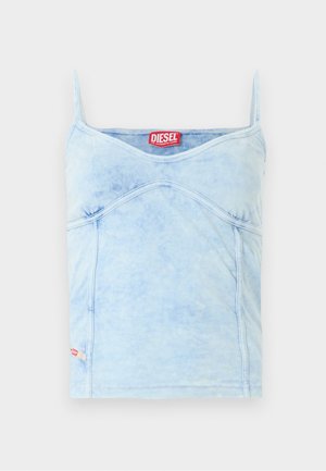 Lyseblå tie-dye singlet med tynne stropper, buede sømmer og en rød Diesel-merkelapp ved halslinningen.
