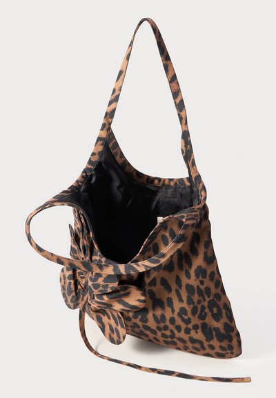 Leopard-print tote bag laget av glatt stoff. Har en stor sløyfedetalj, svart fôr og en enkelt skulderstropp.