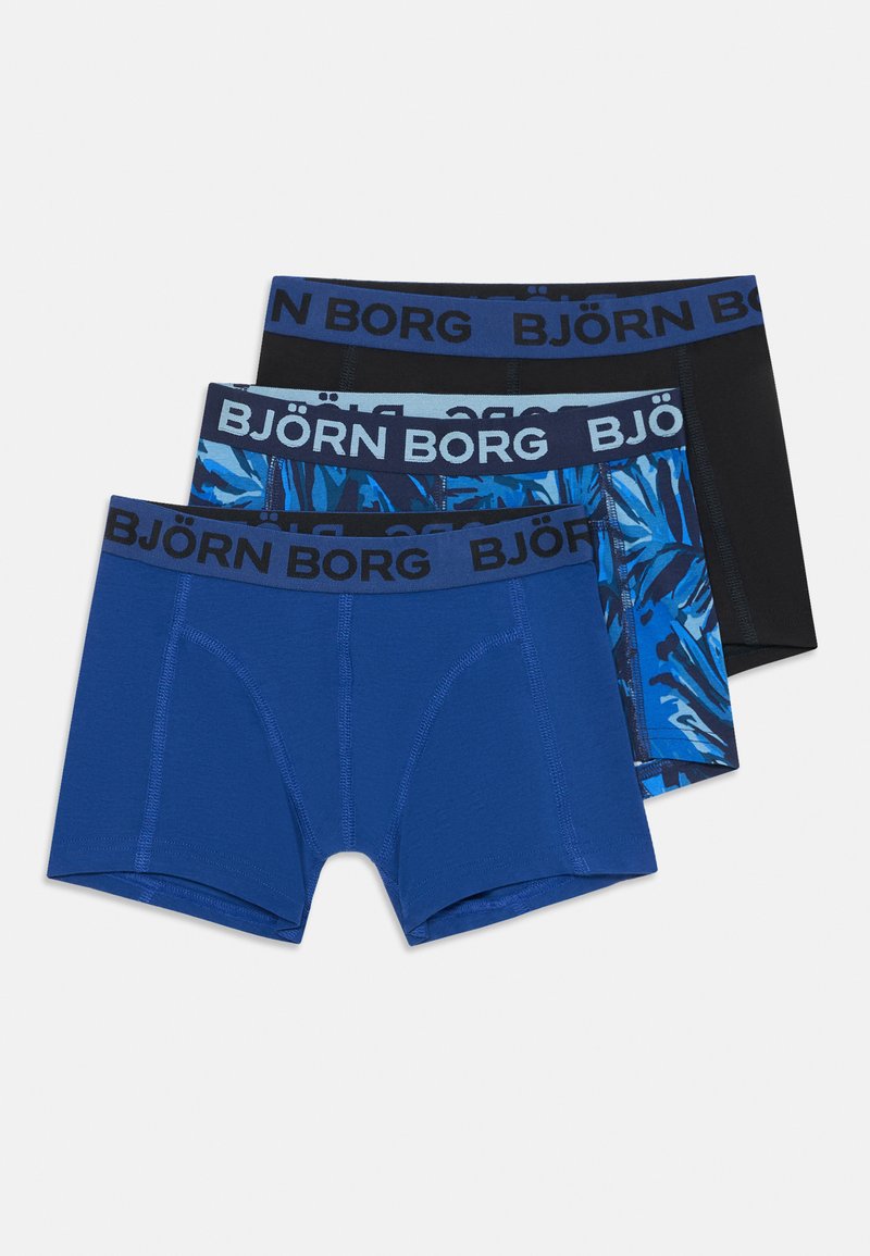 Három pár boxeralsó, az egyik sima kék, a másik kék és fekete mintás, a harmadik pedig fekete, mindegyik eltérő márkás derékvonallal.