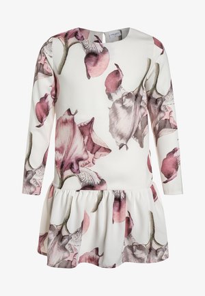 Biała sukienka z długim rękawem w różowe i szare wzory kwiatowe oraz marszczonym dołem spódnicy.