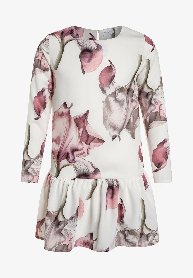 Robe blanche à manches longues avec des imprimés floraux roses et gris et un ourlet de jupe froncé.