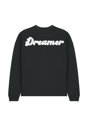 musta dressipluus, millel on seljal pehme valge paks "Dreamer" teksti logo. Ribidega kaelus ja varrukaotsad, lõdva lõikega disain.