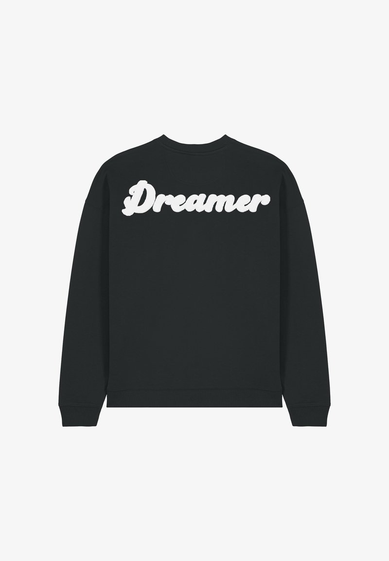 Černá mikina s měkkým, bílým, nadýchaným nápisem "Dreamer" na zádech. Hladký výstřih a manžety, s volnějším střihem.