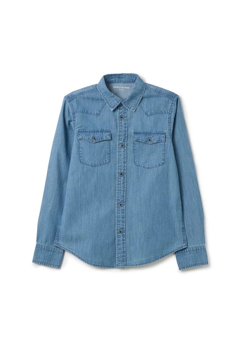 Lichtblauw denim shirt met lange mouwen, een puntschema, twee borstzakken en knoopsluiting. De stof heeft een gladde textuur.