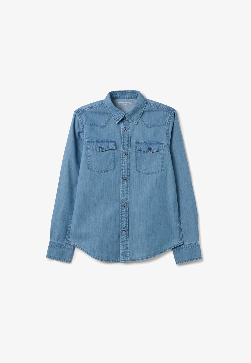 Lichtblauw denim shirt met lange mouwen, een puntschema, twee borstzakken en knoopsluiting. De stof heeft een gladde textuur.