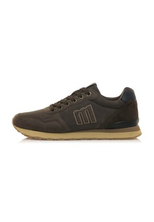 Brauner Sportschuh aus Wildleder und synthetischen Materialien, mit einem durchbrochenen Design, Schnürverschluss und Gummisohle mit beige Akzenten.