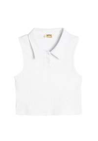 Weißes ärmelloses Poloshirt mit gerippter Textur, einer Knopfleiste und einem klassischen Kragen. Einfaches, einheitliches Design ohne Muster.