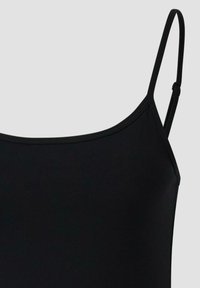Czarny top na cienkich regulowanych ramiączkach, o gładkiej fakturze i zaokrąglonym dekolcie, zaprojektowany tak, aby podkreślać sylwetkę.