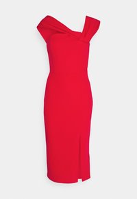 Czerwona, bezrękawna midi sukienka z asymetrycznym dekoltem i rozcięciem z przodu na białym tle.