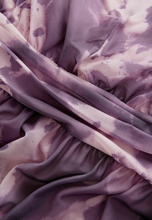 Let væv i nuancer af lilla og pink, prydet med et akvarelmønster med bløde folder og sammenfoldede sektioner for tekstur.