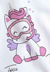 Tessuto bianco con un unicorno cartone animato che indossa una maschera da snorkeling rosa e decorazioni glitterate, ali viola e piccole bolle.