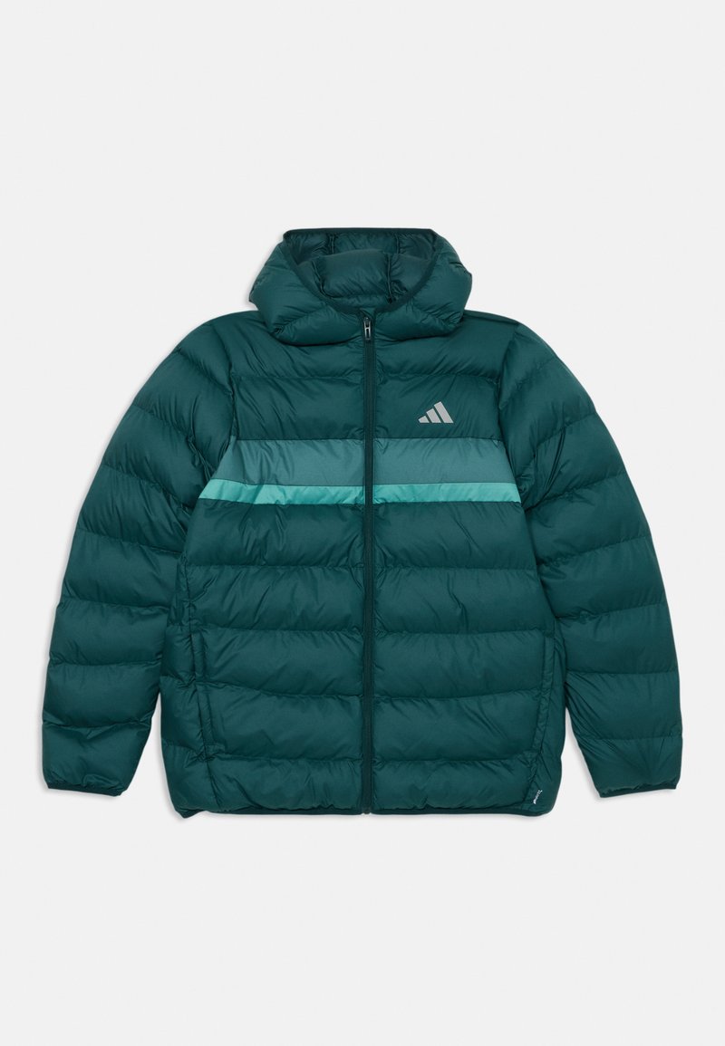 Tyrkysová pufová bunda s kapucňou, zdobená horizontálnymi tyrkysovými pruhmi, plným zipsom a logom na ľavej hrudi. Hladká textúra.