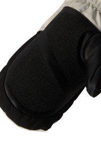 Svart och vit isolerad vante med texturerade greppkuddar på handflatan, visad mot en vit bakgrund.