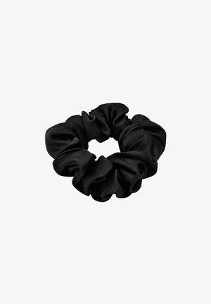 Zwarte stoffen scrunchie met samengevoegd elastiek, ontworpen om het haar stevig op zijn plaats te houden.