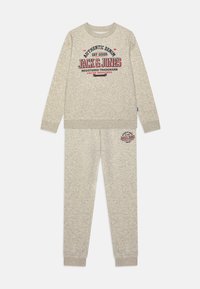 Nepasirinkta, white melange/navy blazer/true red