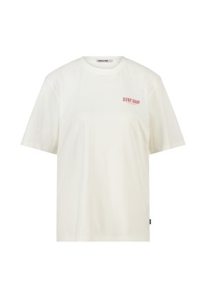 Wit T-shirt met korte mouwen en ronde hals, met een klein rood "SURF SHOP" tekstlogo op de linkerborst.